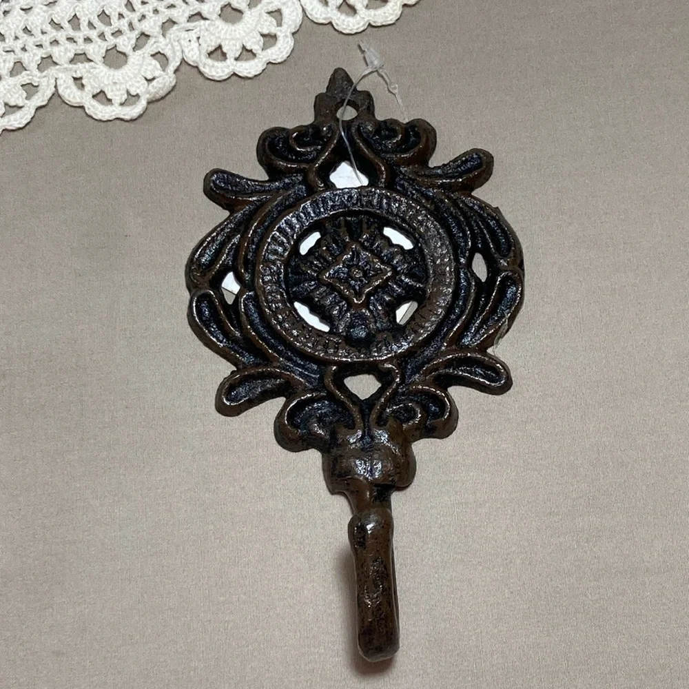 NWT Cast Iron Wall Hooks Set Of 3